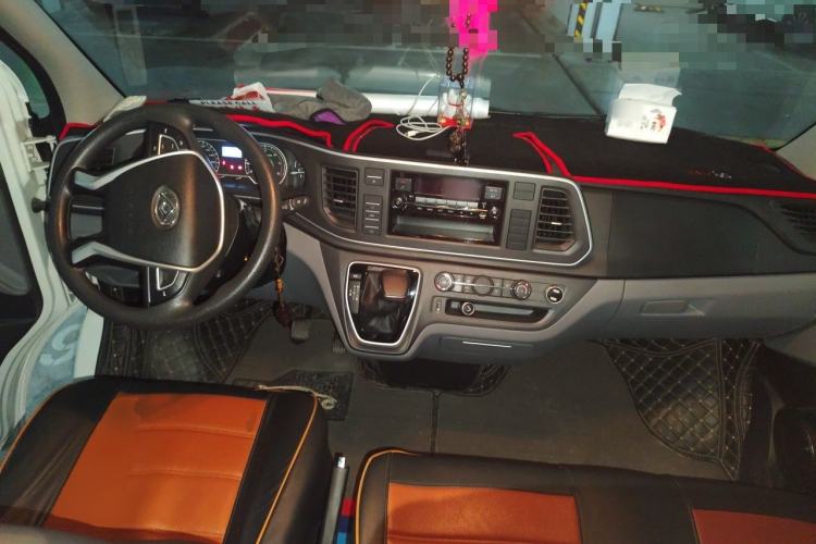 Used SAIC MAXUS Xintu V80 2021 2.0T AMT Classic Aoyuntong Short Wheelbase Ultra-Low Roof 5/6-Seater Center Console
