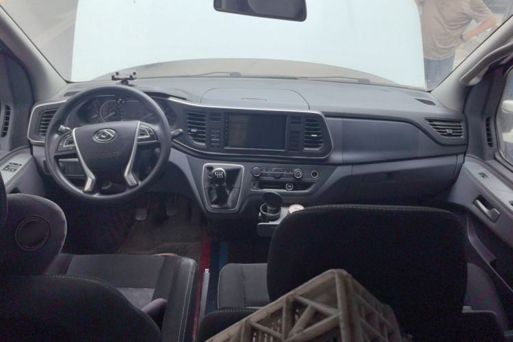 Used SAIC MAXUS Xintu V80 2021 2.0T PLUS Manual Aoyuntong Short Wheelbase Mid-Roof 5/6-Seater Center Console