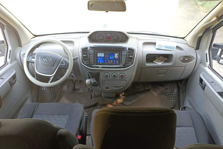 Used SAIC MAXUS Xintu V80 2021 2.0T Manual Classic Aoyuntong Short Wheelbase Mid-Roof 5/6-Seater Center Console