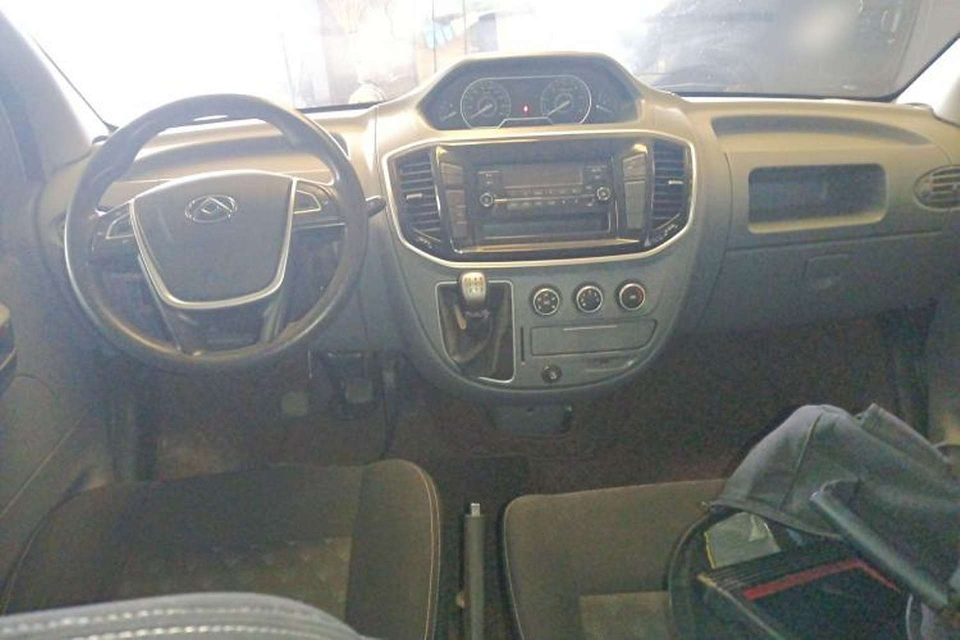 Used SAIC MAXUS Xintu V80 2021 2.0T Manual Classic Aoyuntong Short Wheelbase Ultra-Low Roof 7/8/9-Seater Center Console