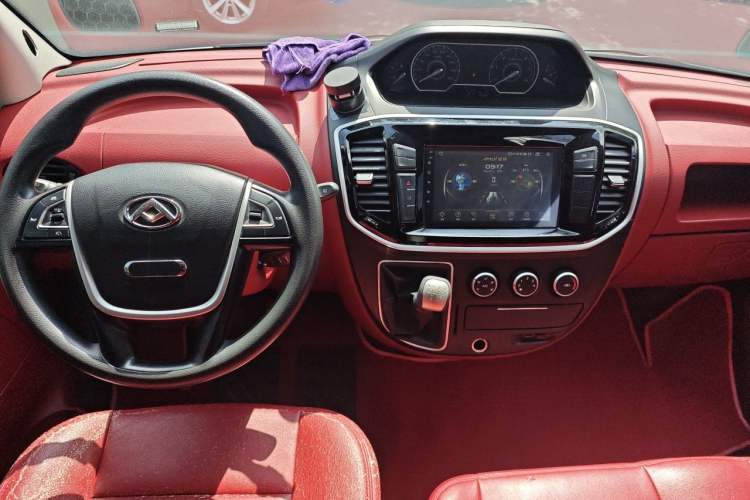 Used SAIC MAXUS Xintu V80 2021 2.0T Manual Classic Aoyuntong Long Wheelbase Mid-Roof 6/7/8/9-Seater Center Console