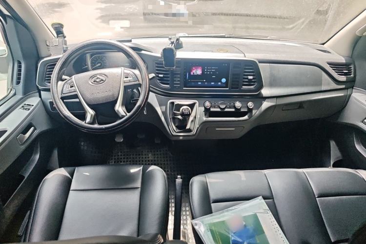 Used SAIC MAXUS Xintu V80 2021 2.0T Manual Classic Aoyuntong Short Wheelbase Ultra-Low Roof 5/6-Seater Center Console