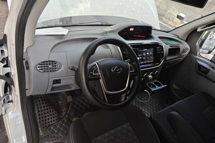 Used SAIC MAXUS Xintu V80 2021 2.0T Manual Classic Aoyuntong Short Wheelbase Mid-Roof 5/6-Seater Center Console