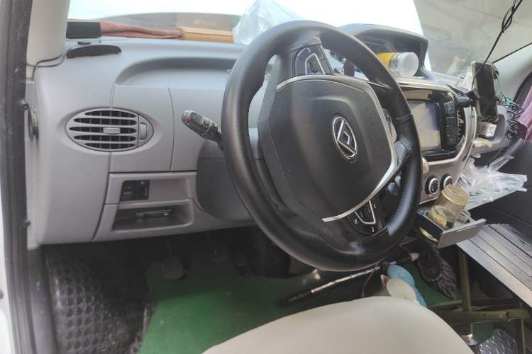 Used SAIC MAXUS Xintu V80 2021 2.0T PLUS Manual All-Around King Short Wheelbase Mid-Roof Variant—5/6/7/8/9-Seater Center Console