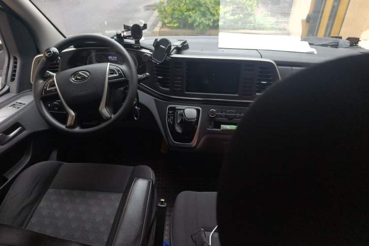 Used SAIC MAXUS Xintu V80 2021 2.0T AMT Classic Aoyuntong 127 PS Mid-axle Mid-roof 6/7/8/9-Seater Center Console
