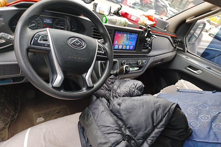 Used SAIC MAXUS Xintu V80 2021 2.0T PLUS Manual Aoyuntong Short Wheelbase Mid-Roof 5/6-Seater Center Console