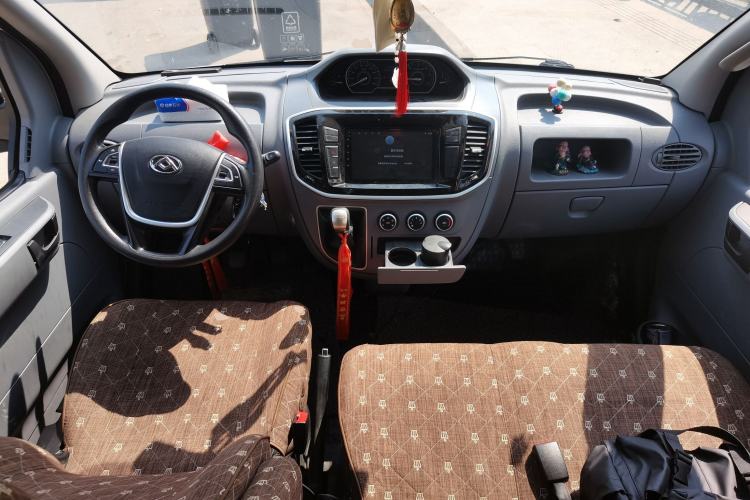 Used SAIC MAXUS Xintu V80 2021 2.0T Manual Classic Aoyuntong Short Wheelbase Ultra-Low Roof 5/6-Seater Center Console