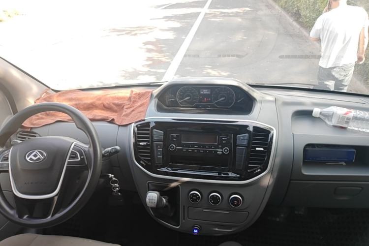 Used SAIC MAXUS Xintu V80 2021 2.0T Manual Classic City Delivery King Long Wheelbase Mid-Roof 3 Seats Center Console