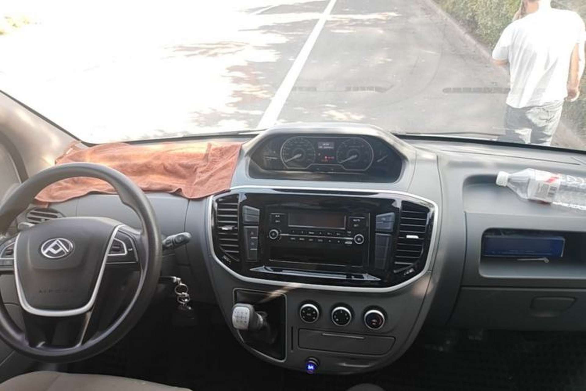 Used SAIC MAXUS Xintu V80 2021 2.0T Manual Classic City Delivery King Long Wheelbase Mid-Roof 3 Seats Center Console