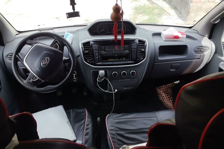 Used SAIC MAXUS Xintu V80 2021 2.0T Manual Classic Aoyuntong Short Wheelbase Mid-Roof 5/6-Seater Center Console