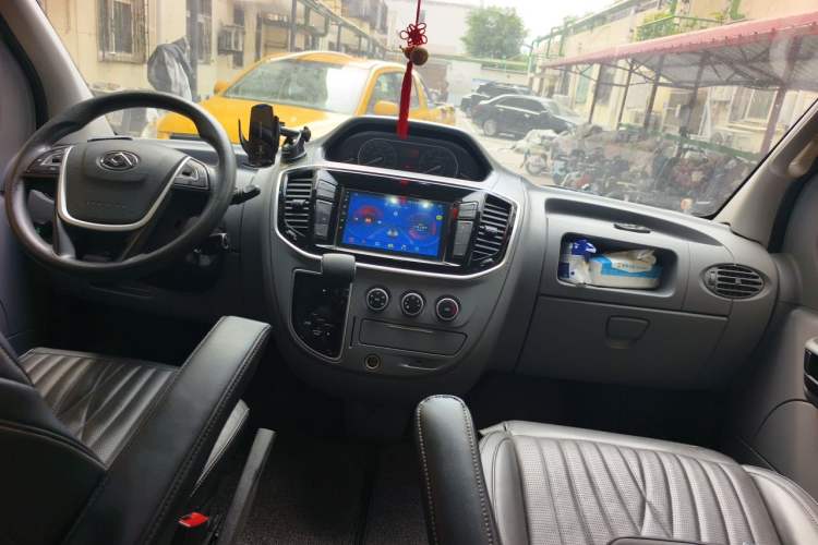 Used SAIC MAXUS Xintu V80 2021 2.0T AMT Classic Aoyuntong Short Wheelbase Mid-Roof 5/6-Seater Center Console