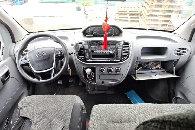 Used SAIC MAXUS Xintu V80 2021 2.0T Manual Classic Aoyuntong Short Wheelbase Mid-Roof 5/6-Seater Center Console