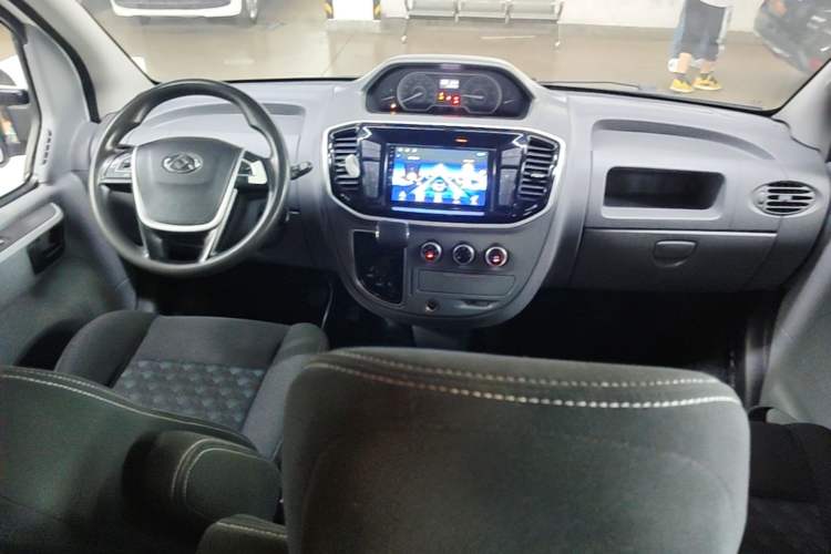 Used SAIC MAXUS Xintu V80 2021 2.0T PLUS AMT City Edition Short Wheelbase Ultra-Low Roof 5/6-Seater Center Console