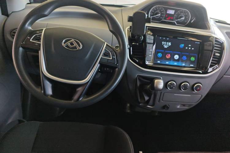 Used SAIC MAXUS Xintu V80 2021 2.0T Manual Classic Aoyuntong Short Wheelbase Ultra-Low Roof 5/6-Seater Center Console