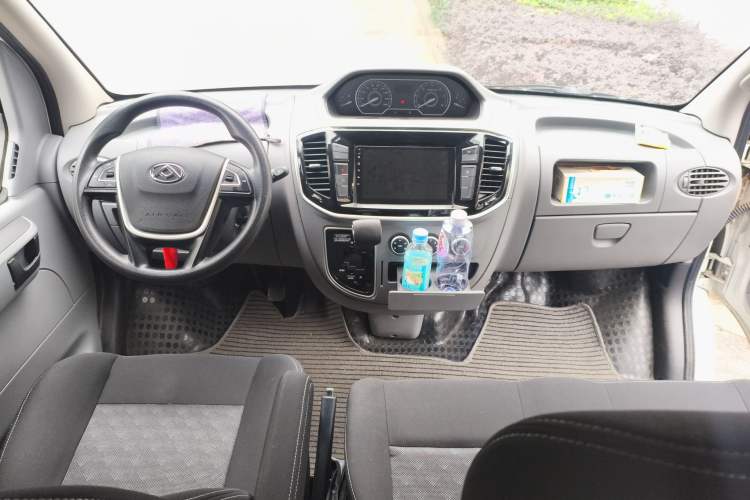 Used SAIC MAXUS Xintu V80 2021 2.0T AMT Classic Aoyuntong Short Wheelbase Ultra-Low Roof 5/6-Seater Center Console