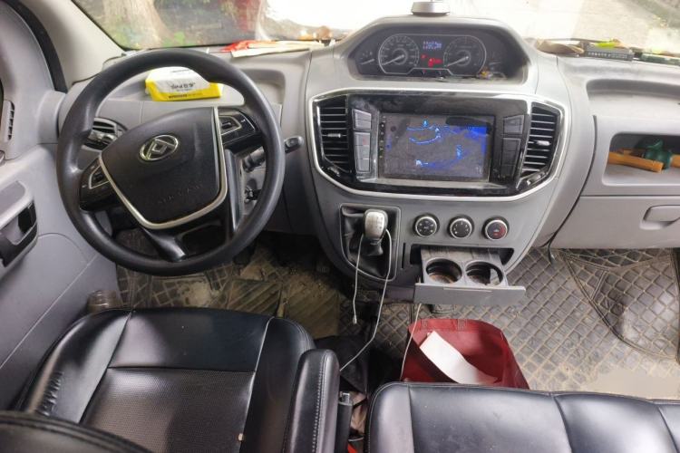 Used SAIC MAXUS Xintu V80 2021 2.0T Manual Classic Aoyuntong Long Wheelbase Mid-Roof 6/7/8/9-Seater Center Console