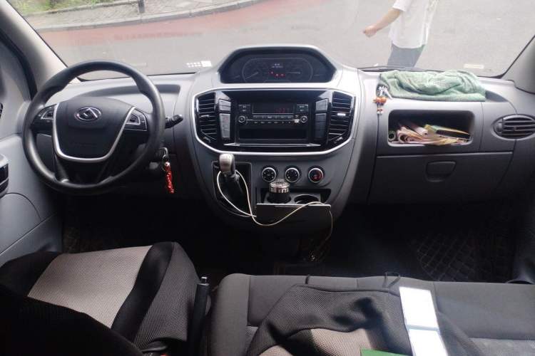 Used SAIC MAXUS Xintu V80 2021 2.0T Manual Classic Aoyuntong Short Wheelbase Ultra-Low Roof 5/6-Seater Center Console
