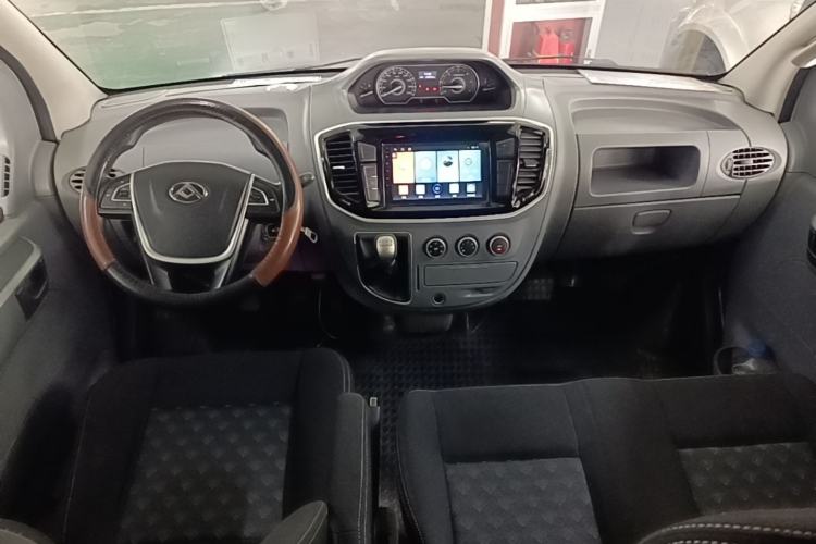 Used SAIC MAXUS Xintu V80 2021 2.0T Manual Classic Aoyuntong Short Wheelbase Mid-Roof 5/6-Seater Center Console