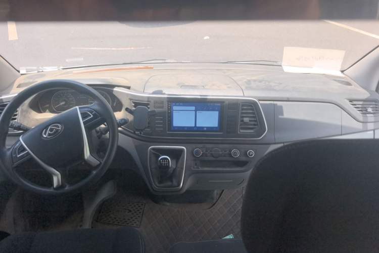 Used SAIC MAXUS Xintu V80 2021 2.0T Manual Classic Aoyuntong 127 PS Mid-axle Mid-roof 6/7/8/9-Seater Center Console