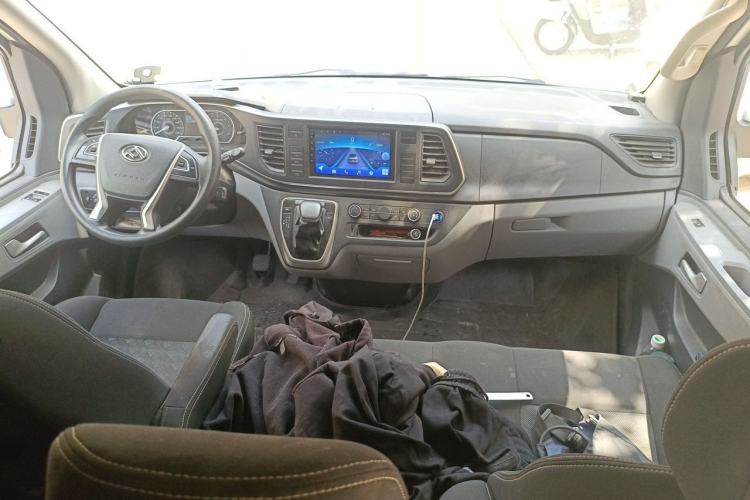 Used SAIC MAXUS Xintu V80 2021 2.0T PLUS AMT All-Rounder Short Wheelbase Mid-Roof 5/6/7/8/9-Seater Center Console