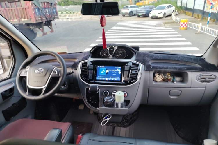Used SAIC MAXUS Xintu V80 2021 2.0T AMT Classic Aoyuntong Short Wheelbase Mid-Roof 5/6-Seater Center Console