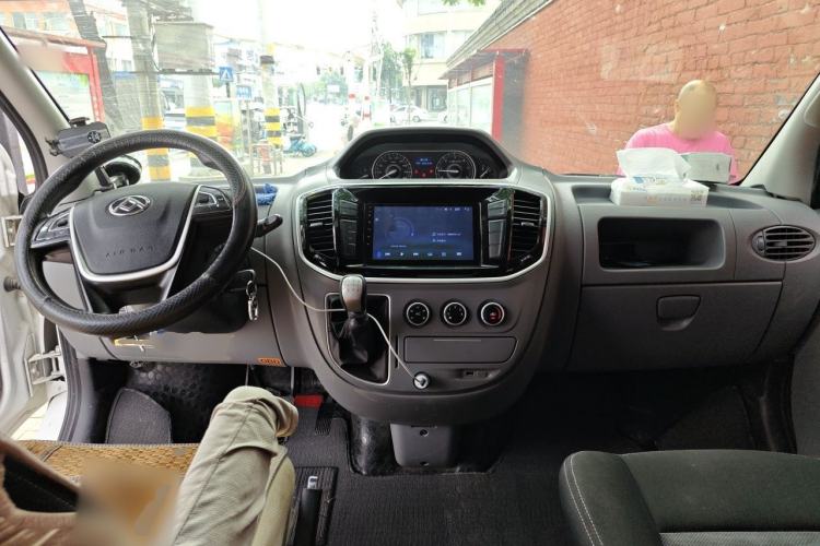 Used SAIC MAXUS Xintu V80 2021 2.0T Manual Classic Aoyuntong Short Wheelbase Mid-Roof 5/6-Seater Center Console