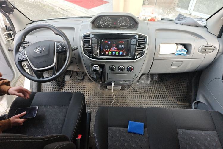 Used SAIC MAXUS Xintu V80 2021 2.0T Manual Classic Aoyuntong Short Wheelbase Mid-Roof 5/6-Seater Center Console