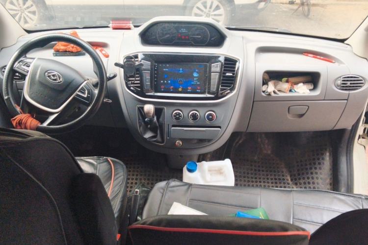 Used SAIC MAXUS Xintu V80 2021 2.0T Manual Classic Aoyuntong Long Wheelbase Mid-Roof 6/7/8/9-Seater Center Console
