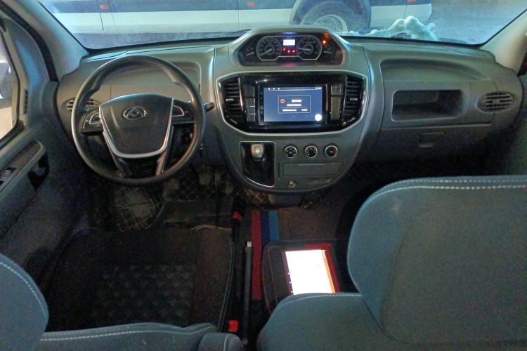 Used SAIC MAXUS Xintu V80 2021 2.0T Manual Classic Aoyuntong Short Wheelbase Mid-Height 7/8/9-Seater Center Console
