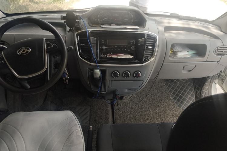 Used SAIC MAXUS Xintu V80 2021 2.0T Manual Classic Aoyuntong Short Wheelbase Mid-Roof 5/6-Seater Center Console