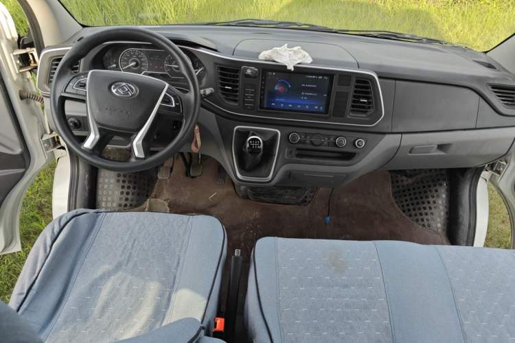 Used SAIC MAXUS Xintu V80 2021 2.0T PLUS Manual All-Around King Long Wheelbase Mid-Roof Variant with 6/7/8/9 Seats Center Console