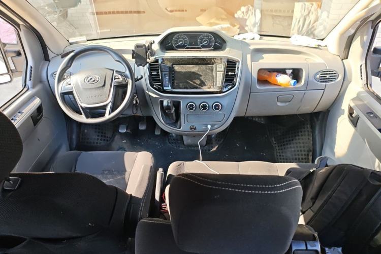 Used SAIC MAXUS Xintu V80 2021 2.0T Manual Classic Aoyuntong Long Wheelbase Mid-Roof 6/7/8/9-Seater Center Console