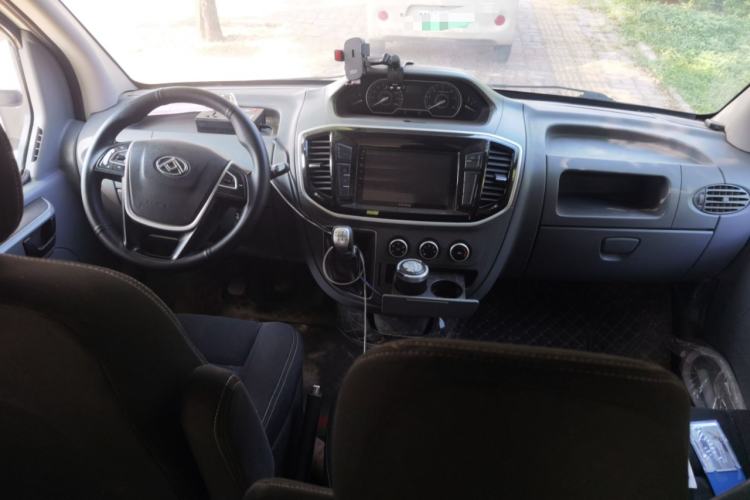 Used SAIC MAXUS Xintu V80 2021 2.0T Manual Classic Aoyuntong Long Wheelbase Mid-Roof 6/7/8/9-Seater Center Console