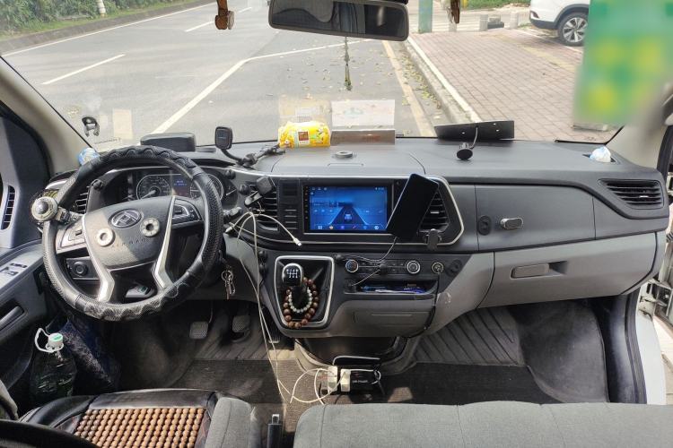 Used SAIC MAXUS Xintu V80 2021 2.0T Manual Classic Aoyuntong 127 PS Mid-axle Mid-roof 6/7/8/9-Seater Center Console