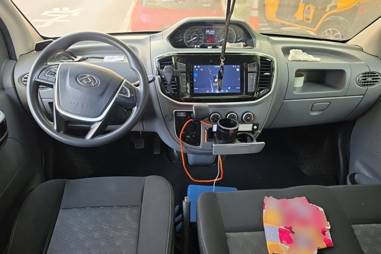 Used SAIC MAXUS Xintu V80 2021 2.0T AMT Classic Aoyuntong Short Wheelbase Ultra-Low Roof 5/6-Seater Center Console