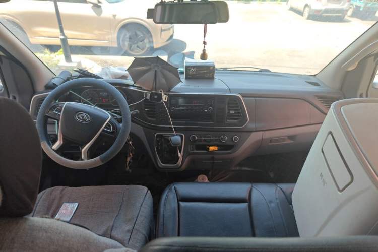 Used SAIC MAXUS Xintu V80 2021 2.0T PLUS AMT Aoyuntong Short-Wheelbase Mid-Roof 5/6-Seater Center Console
