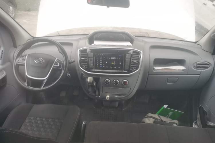 Used SAIC MAXUS Xintu V80 2021 2.0T Manual Classic Aoyuntong Short Wheelbase Mid-Roof 5/6-Seater Center Console