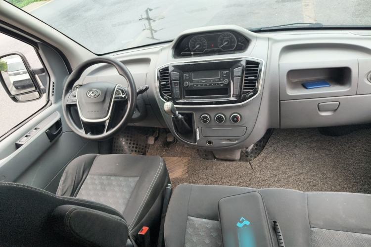 Used SAIC MAXUS Xintu V80 2021 2.0T Manual Classic Aoyuntong Short Wheelbase Mid-Roof 5/6-Seater Center Console