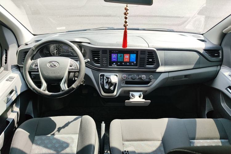 Used SAIC MAXUS Xintu V80 2021 2.0T AMT Classic Aoyuntong Short Wheelbase Mid-Roof 5/6-Seater Center Console