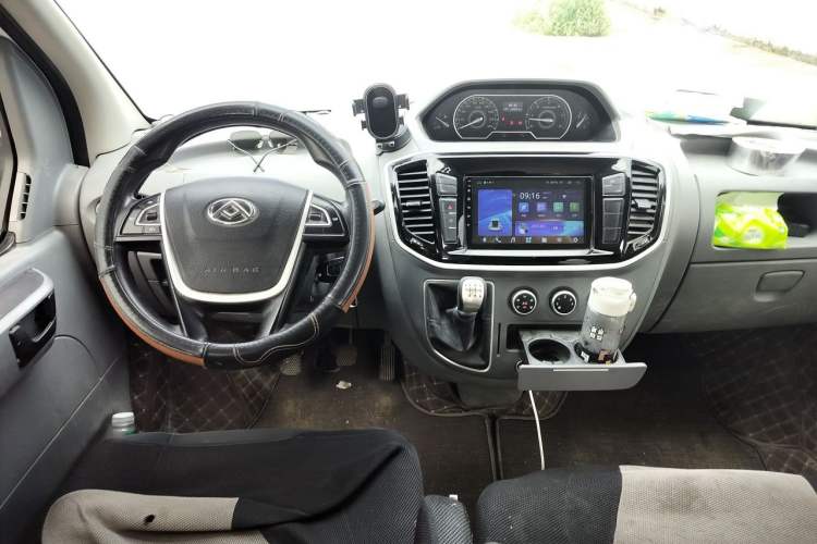 Used SAIC MAXUS Xintu V80 2021 2.0T Manual Classic Aoyuntong Short Wheelbase Ultra-Low Roof 5/6-Seater Center Console