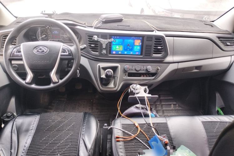 Used SAIC MAXUS Xintu V80 2021 2.0T Manual Classic Aoyuntong 127 PS Mid-axle Mid-roof 6/7/8/9-Seater Center Console