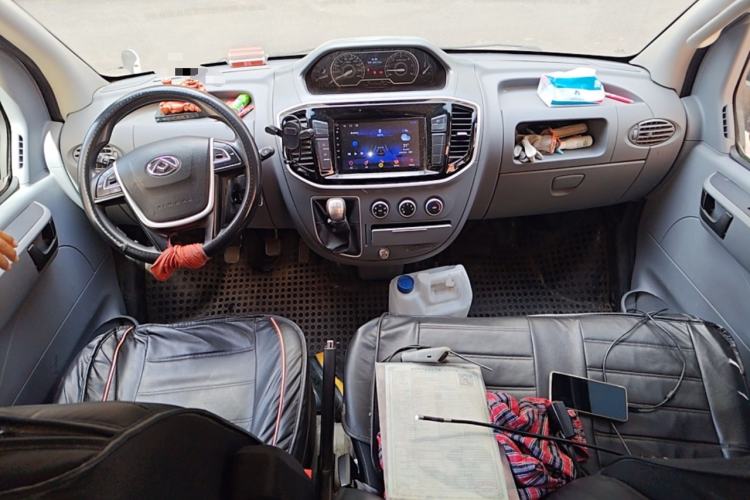 Used SAIC MAXUS Xintu V80 2021 2.0T Manual Classic Aoyuntong Long Wheelbase Mid-Roof 6/7/8/9-Seater Center Console