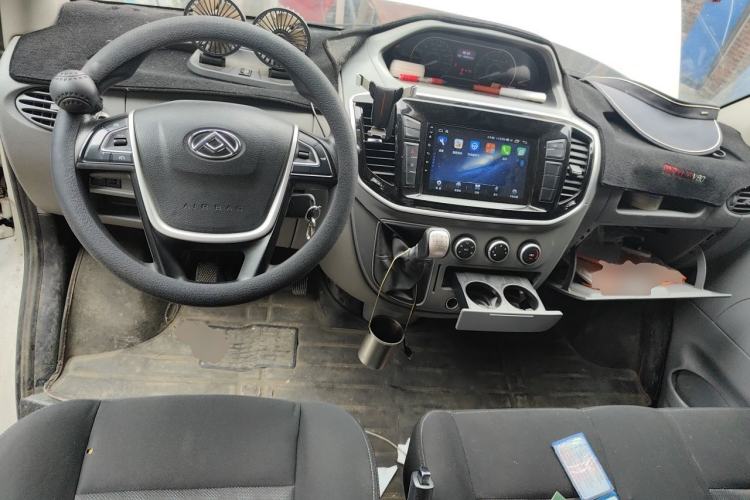 Used SAIC MAXUS Xintu V80 2021 2.0T Manual Classic Aoyuntong Long Wheelbase Mid-Roof 6/7/8/9-Seater Center Console