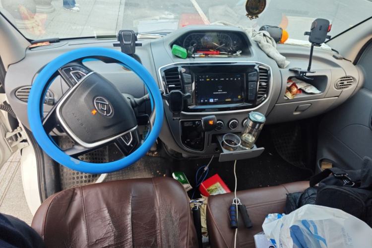 Used SAIC MAXUS Xintu V80 2021 2.0T AMT Classic Aoyuntong Short Wheelbase Mid-Roof 5/6-Seater Center Console
