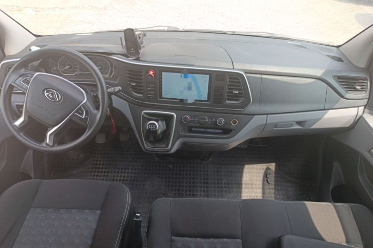 Used SAIC MAXUS Xintu V80 2021 2.0T Manual Classic Aoyuntong 127 PS Mid-axle Mid-roof 6/7/8/9-Seater Center Console