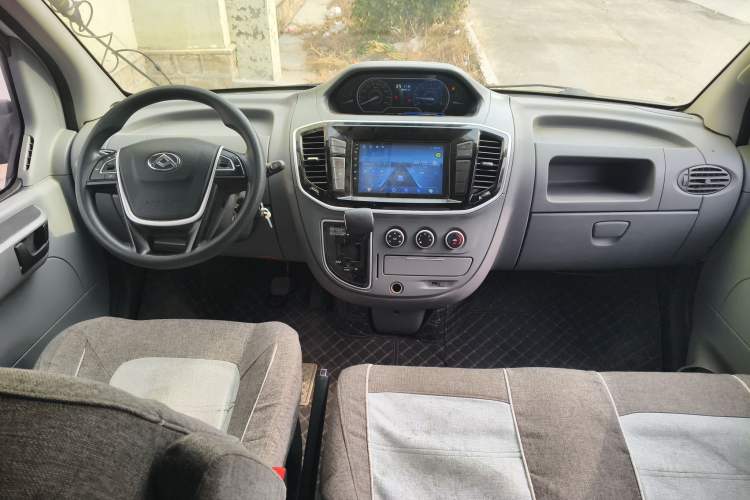 Used SAIC MAXUS Xintu V80 2021 2.0T AMT Classic Aoyuntong Short Wheelbase Mid-Roof 5/6-Seater Center Console