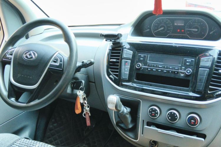 Used SAIC MAXUS Xintu V80 2021 2.0T Manual Classic Aoyuntong Short Wheelbase Mid-Roof 5/6-Seater Center Console