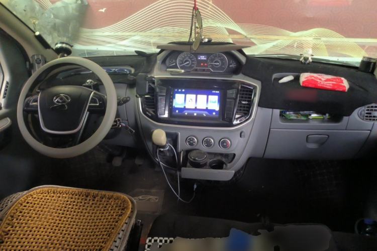 Used SAIC MAXUS Xintu V80 2021 2.0T Manual Classic Aoyuntong Long Wheelbase Mid-Roof 6/7/8/9-Seater Center Console