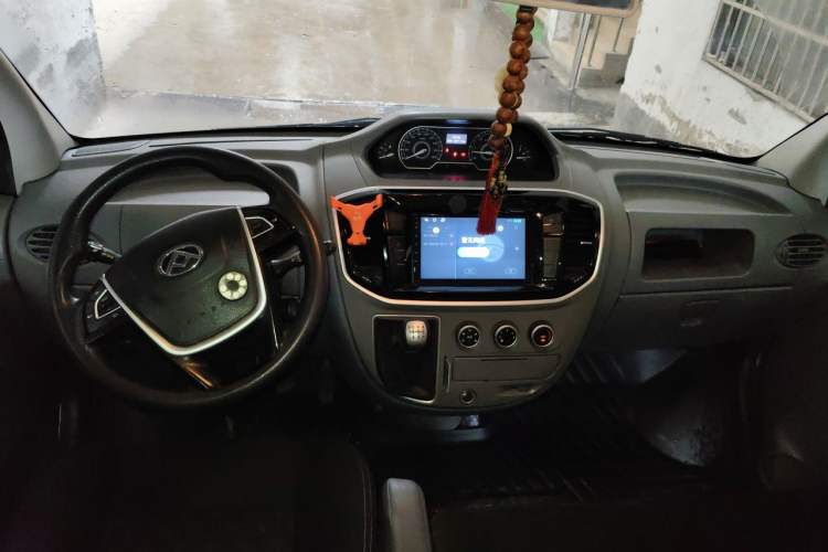 Used SAIC MAXUS Xintu V80 2021 2.0T Manual Classic Aoyuntong Long Wheelbase Mid-Roof 6/7/8/9-Seater Center Console
