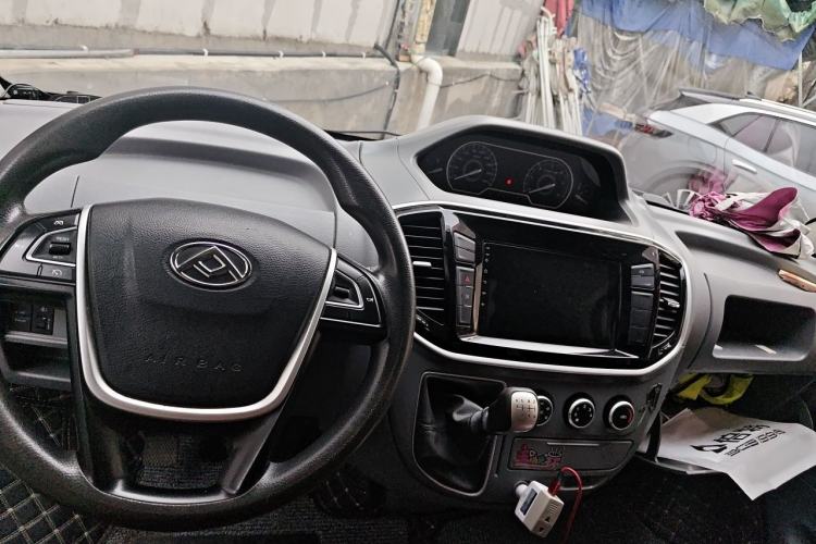 Used SAIC MAXUS Xintu V80 2021 2.0T PLUS Manual Van Short Wheelbase Mid-Roof Design 3-Seater Center Console
